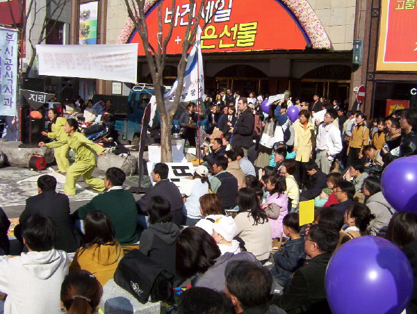 퍼포먼스를 관람하고 있는 시민들 